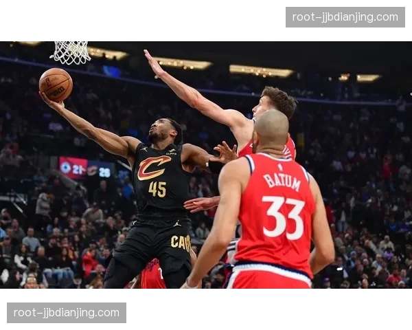 米切尔带动骑士进攻节奏 双塔阵容内线优势明显 米切尔带动骑士进攻节奏 双塔阵容内线优势明显